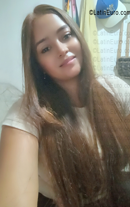 Date this foxy Colombia girl Carolina from Cartagena CO33638