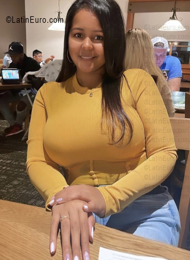 Date this stunning United States girl Lisbet from New York US25270