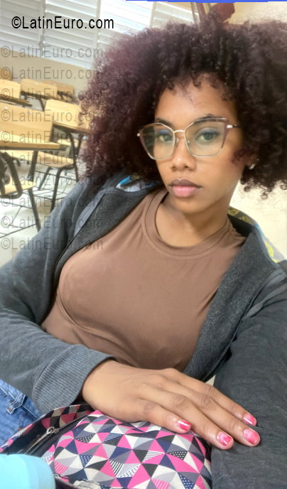 Date this happy Dominican Republic girl Daniela from Santo Domingo DO56986