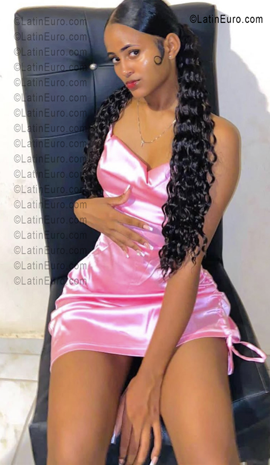 Date this pretty Dominican Republic girl Dafne from Santo Domingo DO55976
