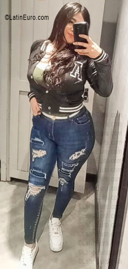 Date this attractive Venezuela girl Sthefania from Valencia VE5427
