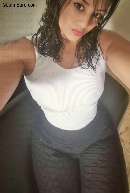 Date this attractive Colombia girl Ana from Cali CO33659