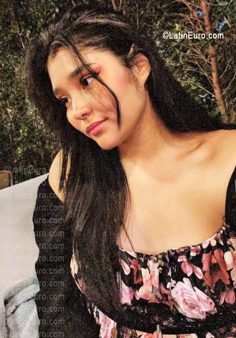 Date this attractive Ecuador girl Nicol from Quito EC1139