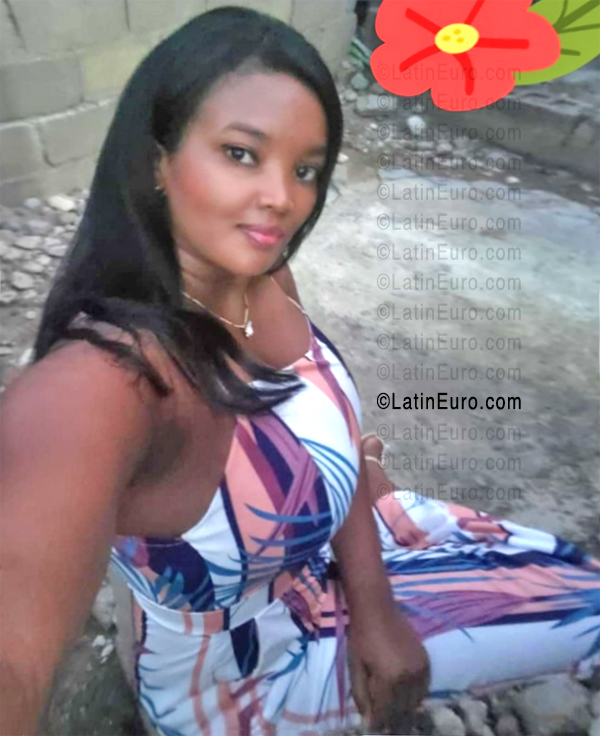 Date this stunning Dominican Republic girl Valeryn from Santo Domingo DO56646