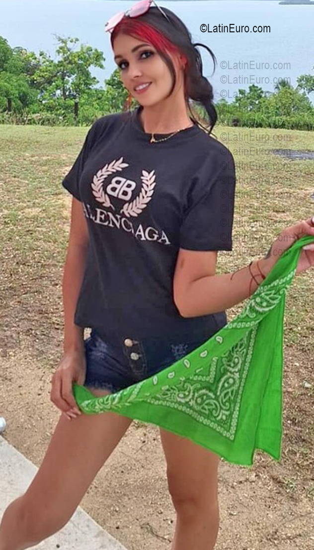 Date this charming Cuba girl Odanais from Holguin CU843