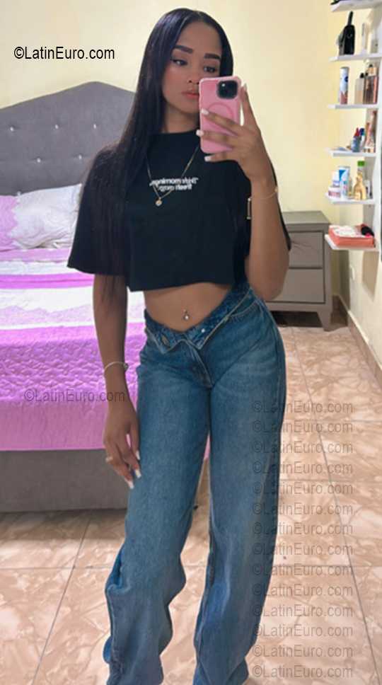 Date this pretty Dominican Republic girl Julia from Santo Domingo DO56978