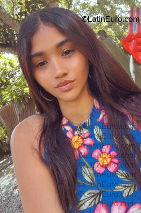 Date this charming Dominican Republic girl Nicol from Santiago DO57068
