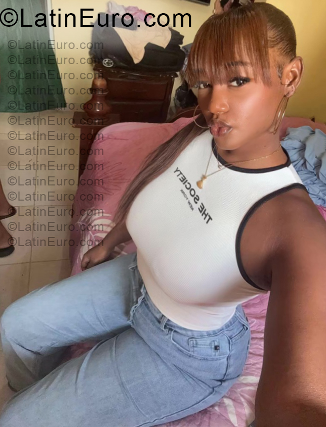 Date this foxy Dominican Republic girl Carolin from Santo Domingo DO57257