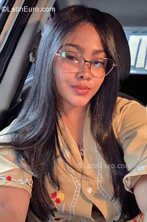 Date this happy Dominican Republic girl Genesis from Santo Domingo DO57289