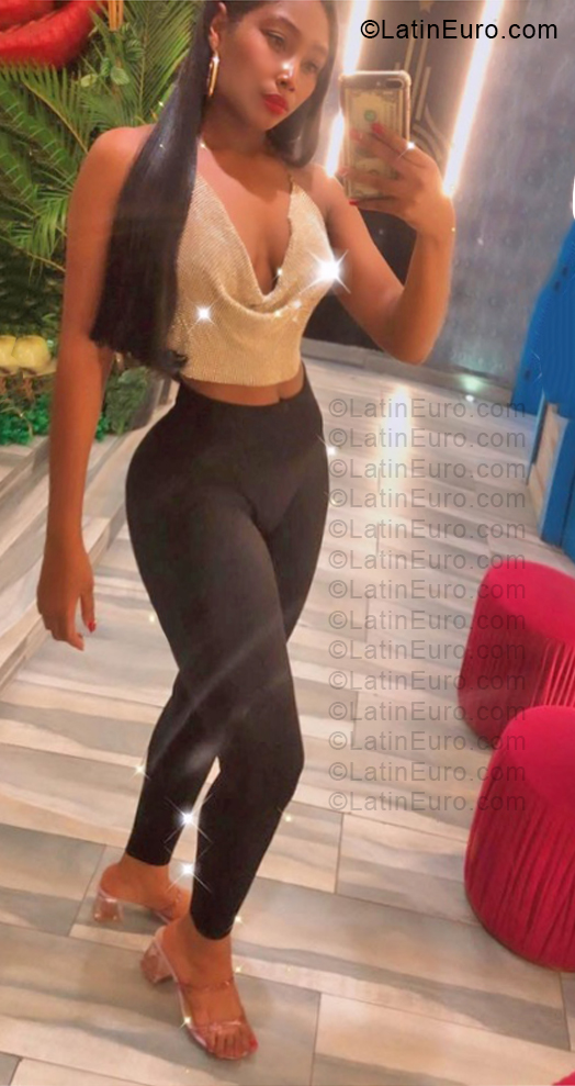 Date this stunning Dominican Republic girl Lesly from Santo Domingo DO57326